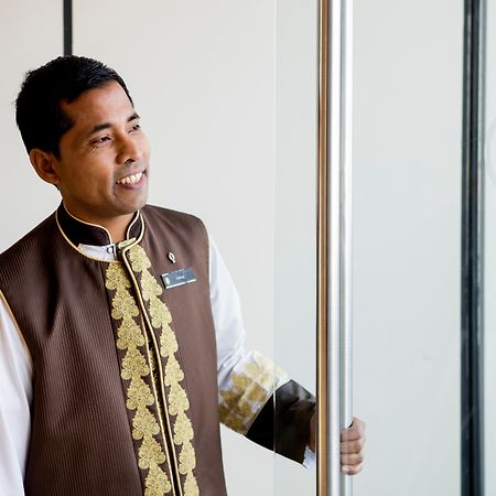 Intercontinental Dubai Festival City By Ihg Ngoại thất bức ảnh A hotel doorman in Dubai
