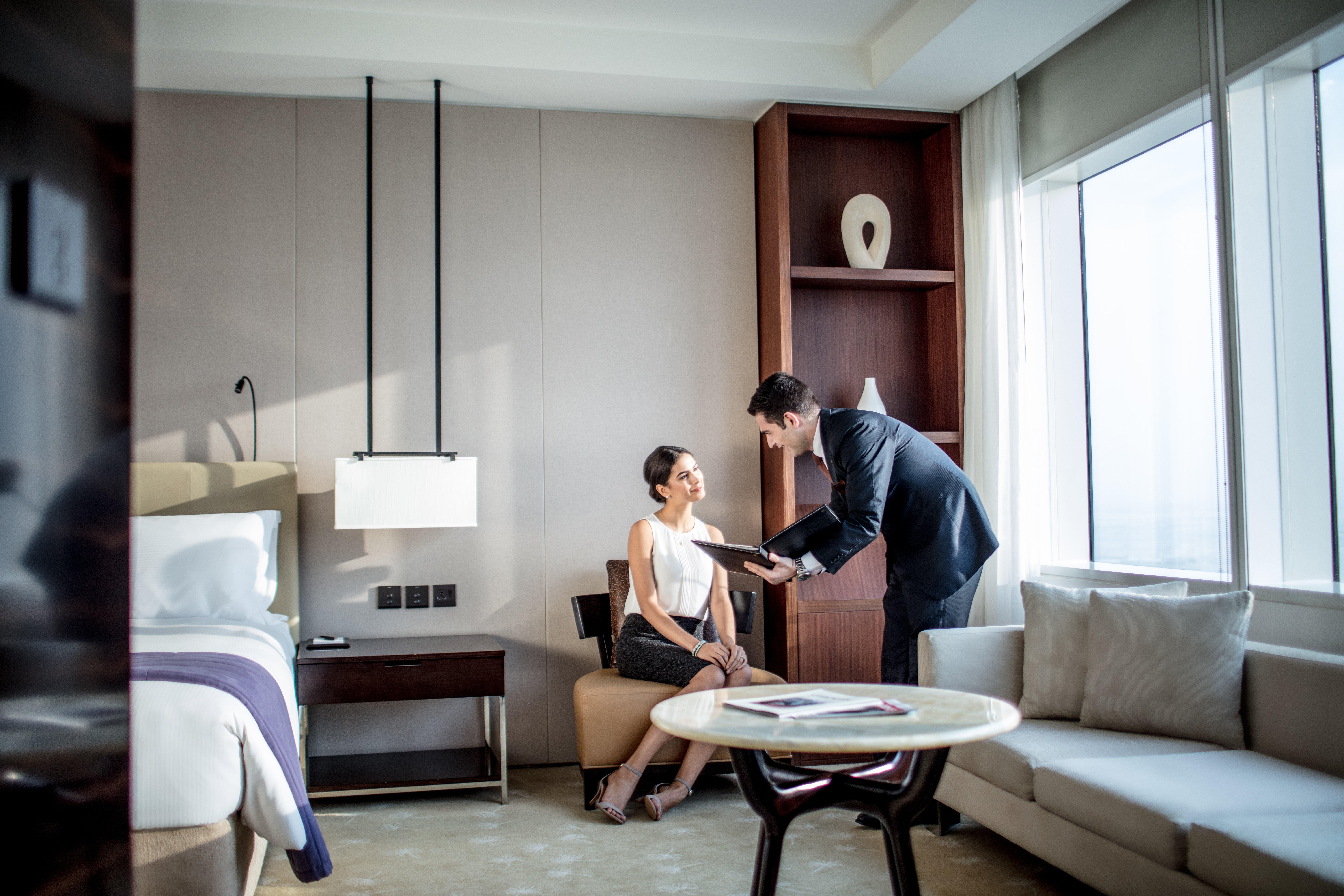 Intercontinental Dubai Festival City By Ihg Ngoại thất bức ảnh A guest being served by a butler at the Park Hyatt Hyderabad