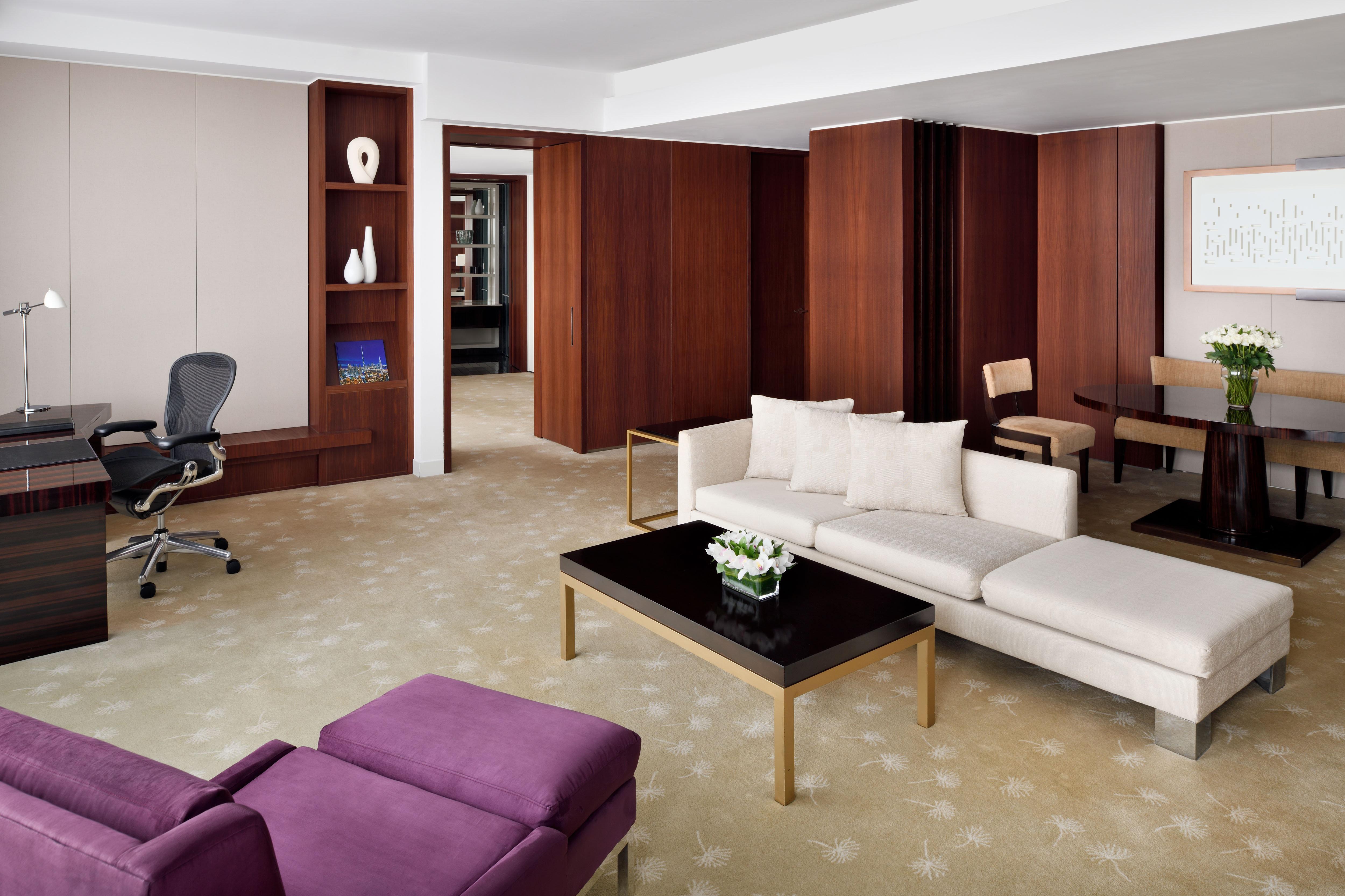 Intercontinental Dubai Festival City By Ihg Ngoại thất bức ảnh A suite at the Conrad Hilton London St. George's Wharf