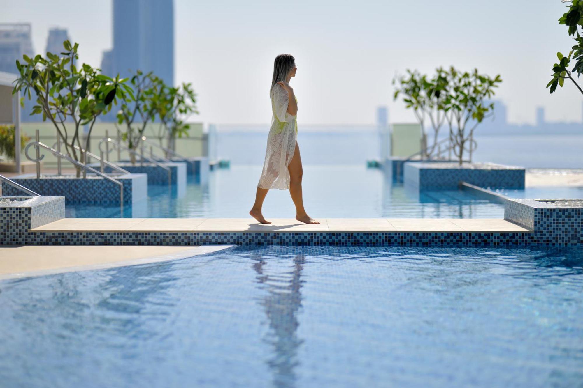 Intercontinental Dubai Festival City By Ihg Ngoại thất bức ảnh The swimming pool at the Address Downtown