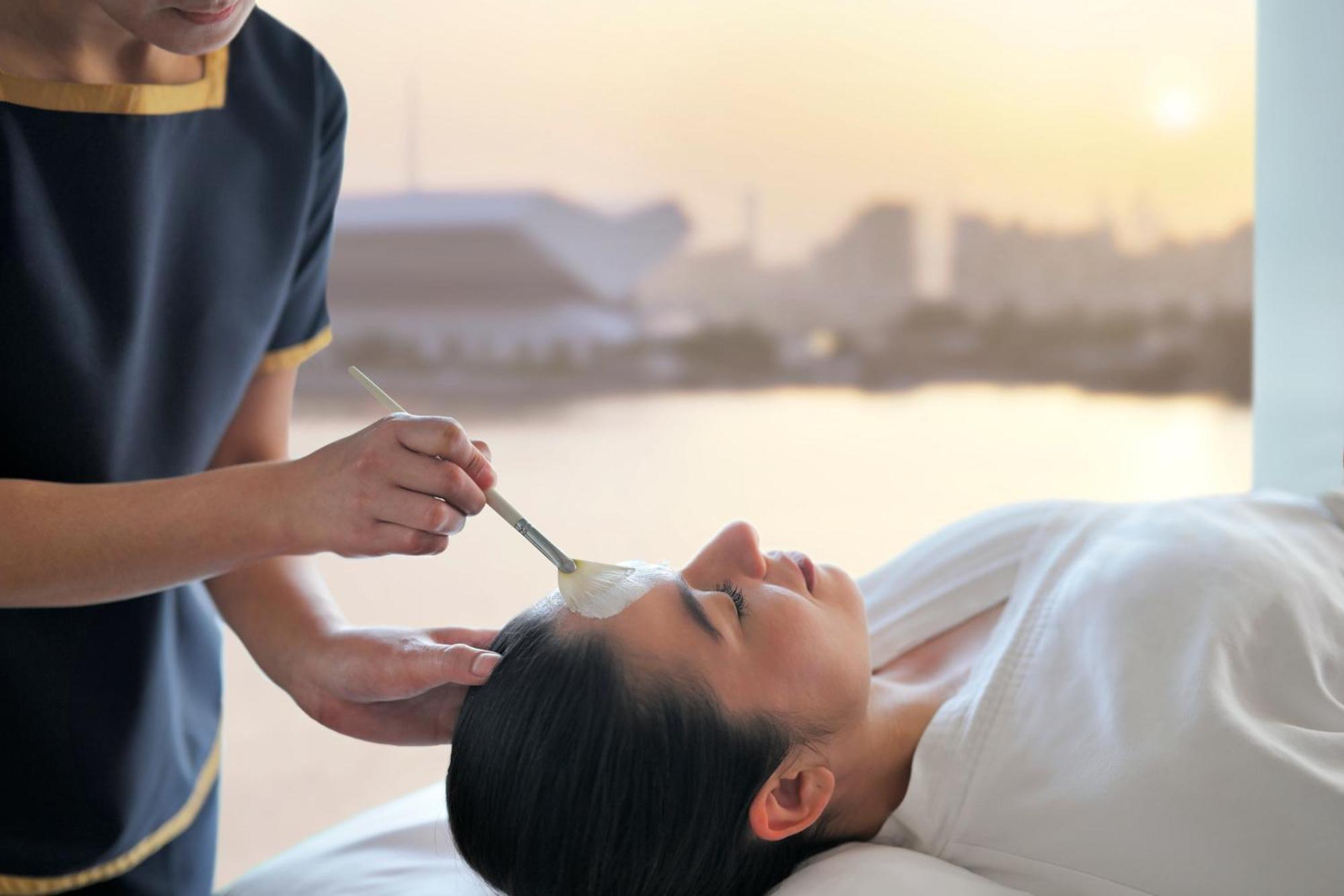 Intercontinental Dubai Festival City By Ihg Ngoại thất bức ảnh A woman receiving a facial treatment