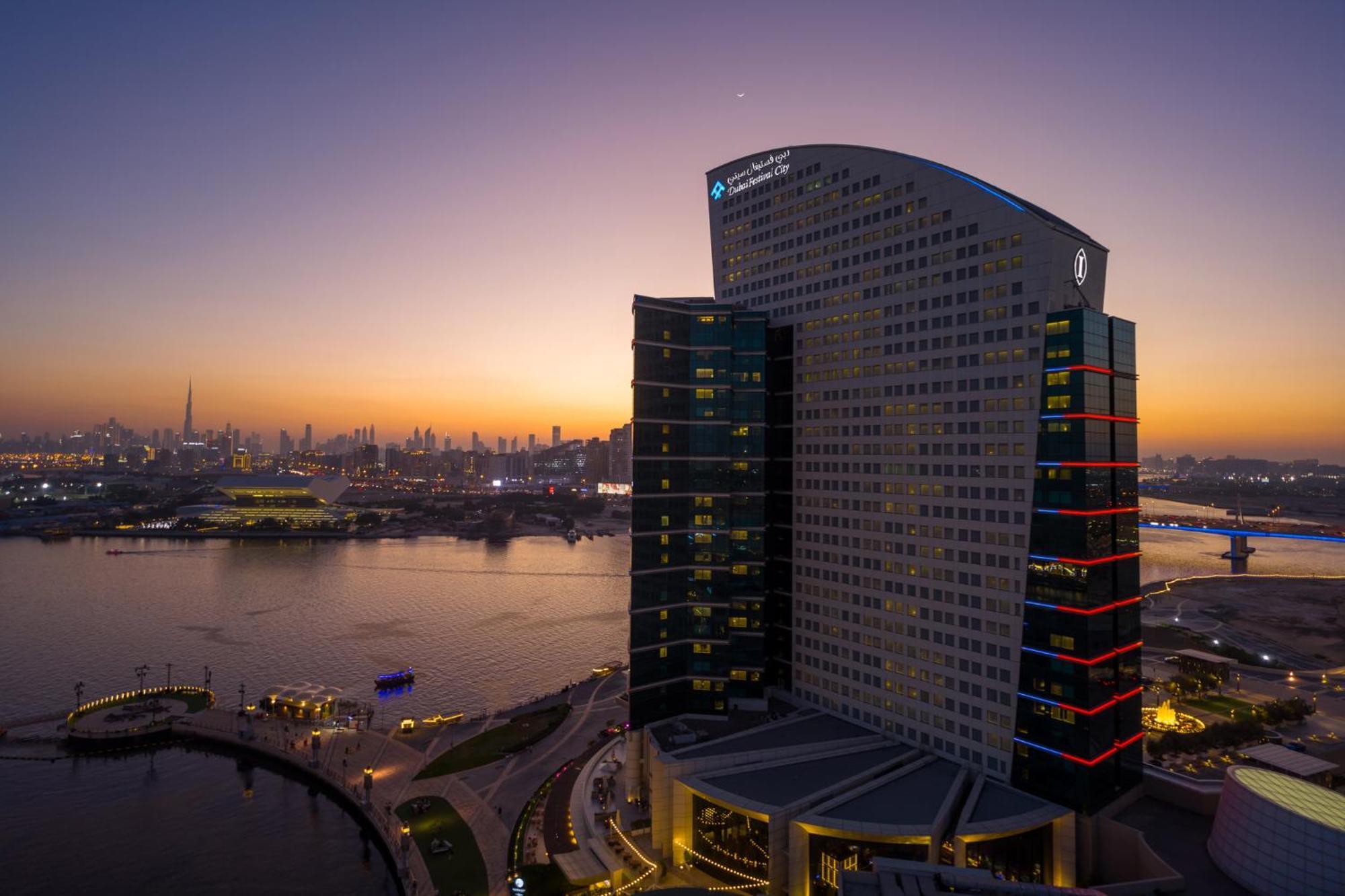 Intercontinental Dubai Festival City By Ihg Ngoại thất bức ảnh The hotel at sunset