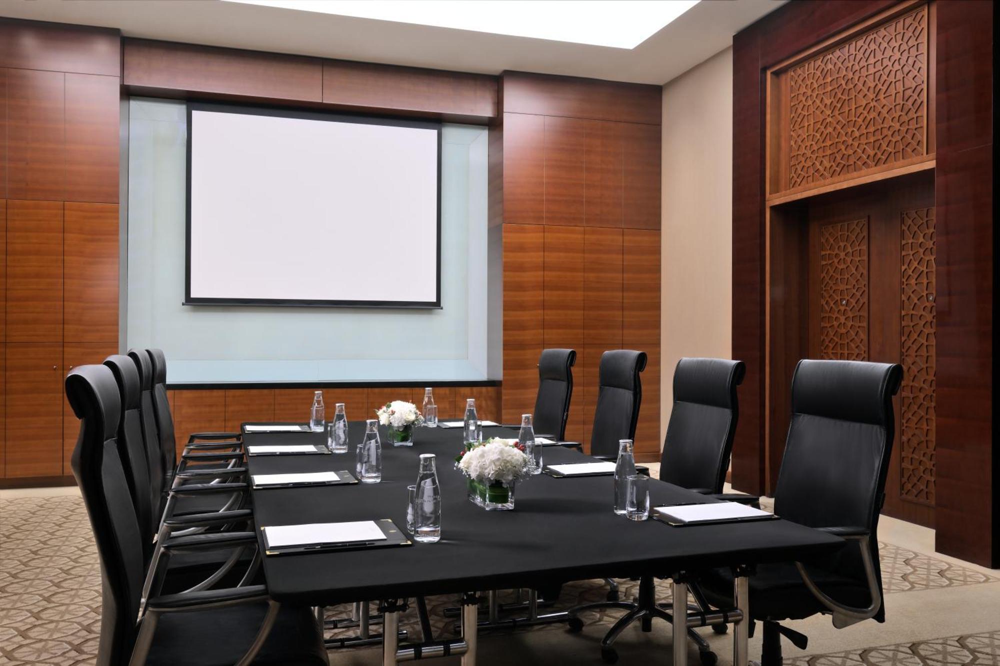 Intercontinental Dubai Festival City By Ihg Ngoại thất bức ảnh A meeting room at the Four Seasons Hotel in Dubai